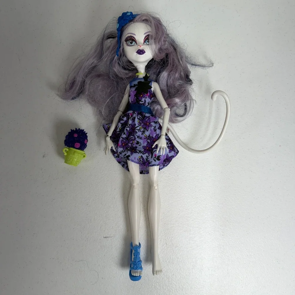Monster High Catrine DeMew Doll New Scaremester Purple Floral Dress 2011 Mattel
